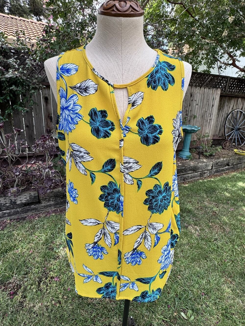C&E Floral Sleeveless Keyhole Blouse Top Women’s Size M Yellow Blue Black White